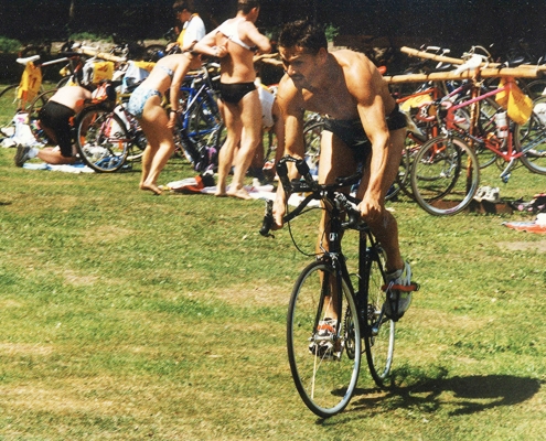 Mann auf Fahrrad fährt über wiese