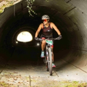 Mountainbikerin in Tunnel