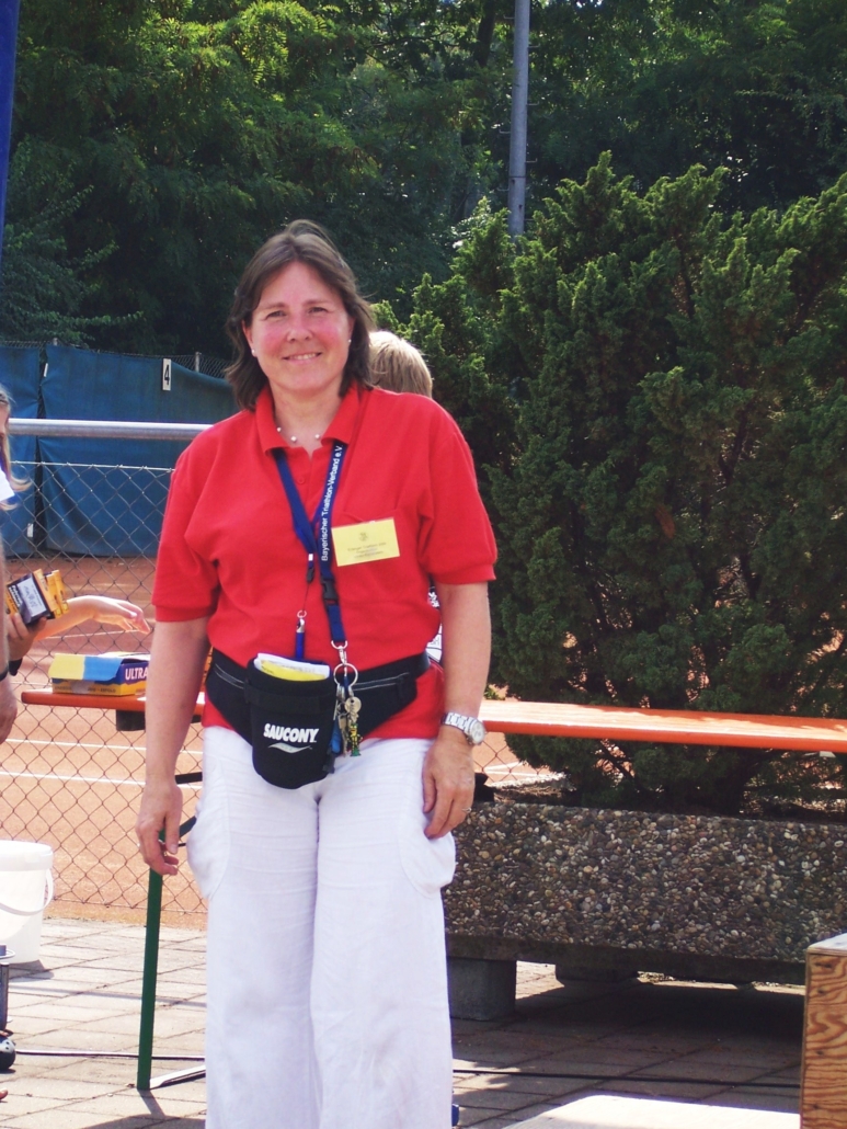 Frau mit rotem T-Shirt