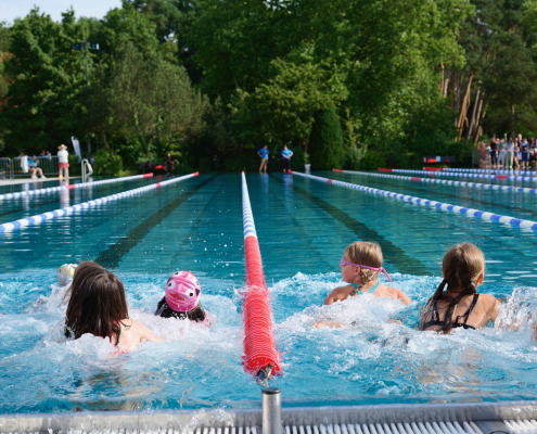 Schüler schwimmen beim Schülertriathlon Erlangen