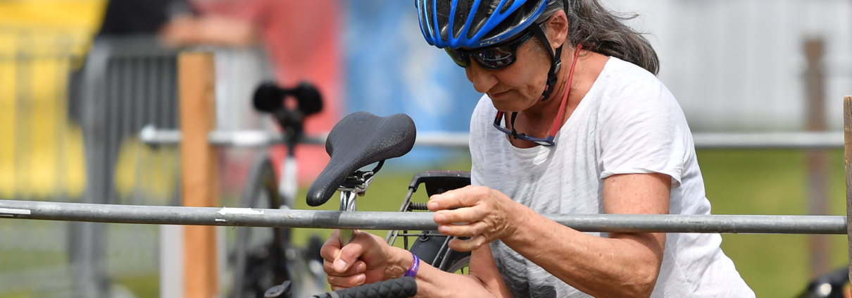 Frau mit blauem Radhelm