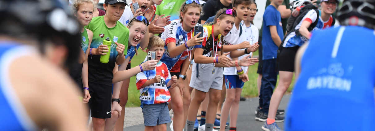 Kinder feuern Sportler an