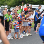 Kinder feuern Sportler an