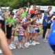 Kinder feuern Sportler an