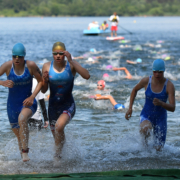 drei Sportlerinnen kommen aus dem See
