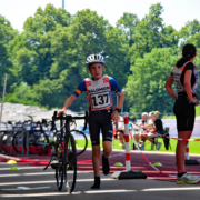 Junger Sportler schiebt sein Rad