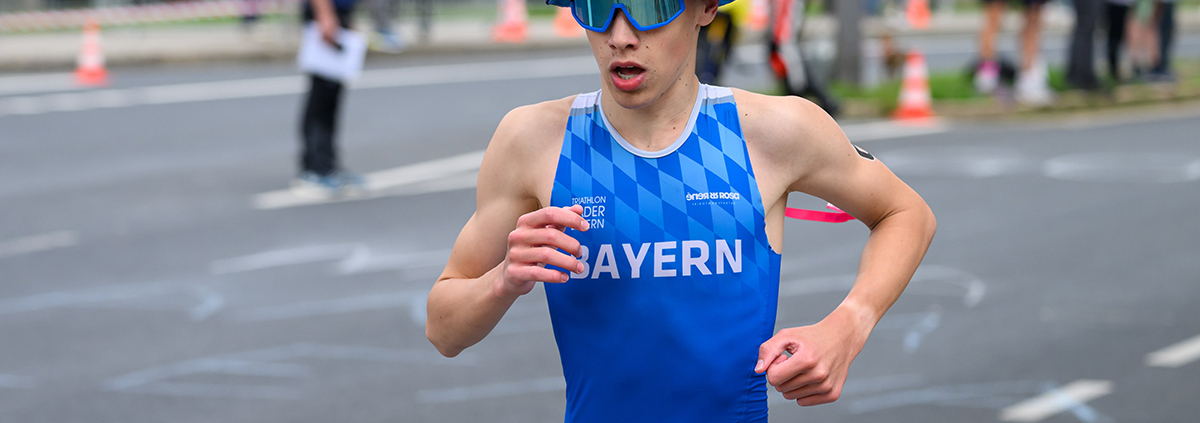 Junger Sportler in Bayern-Outfit