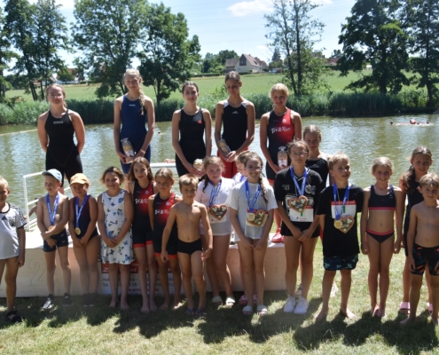 Gruppe von Kindern in Sportkleidung