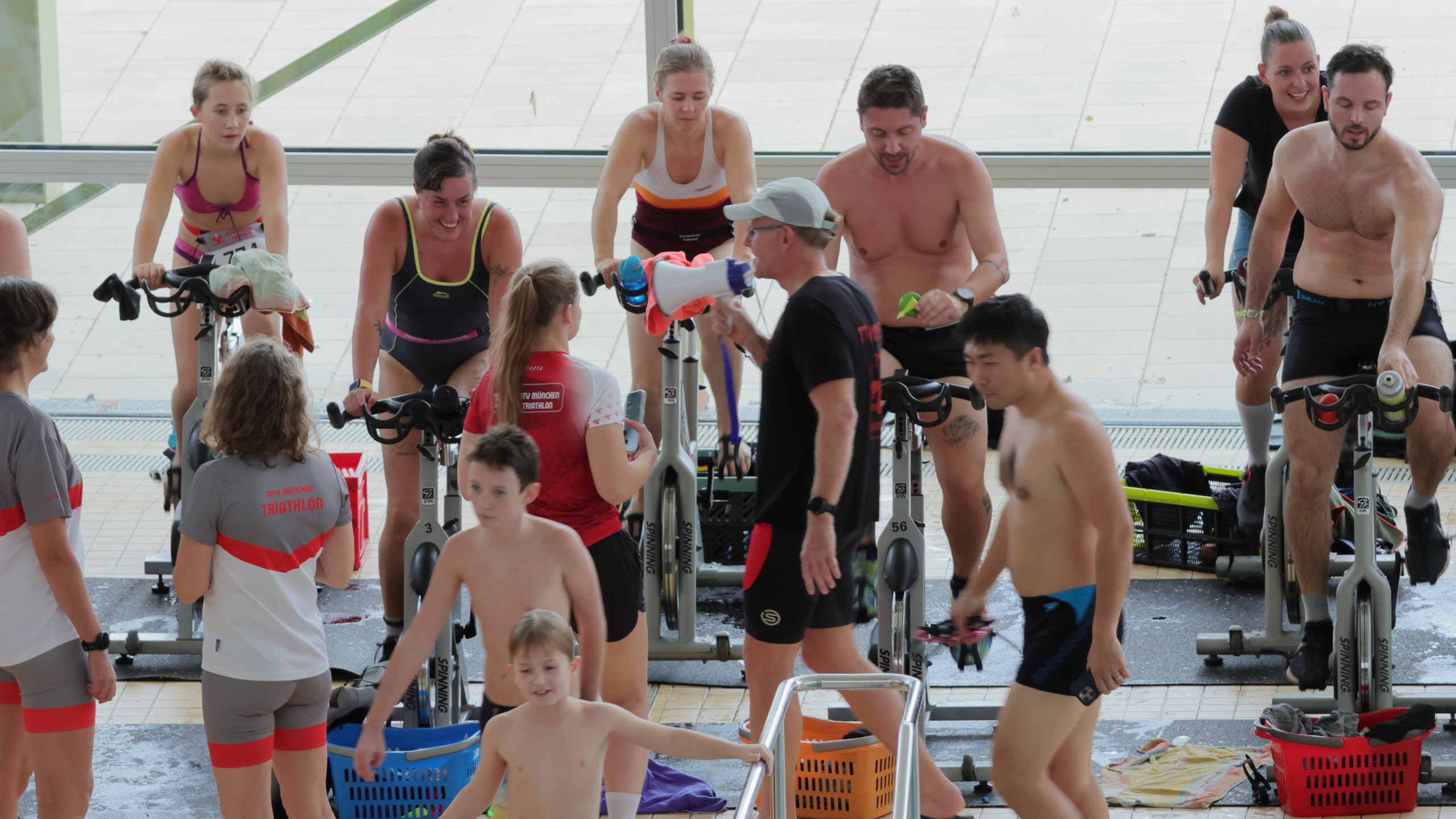 Menschen auf Spinningbikes