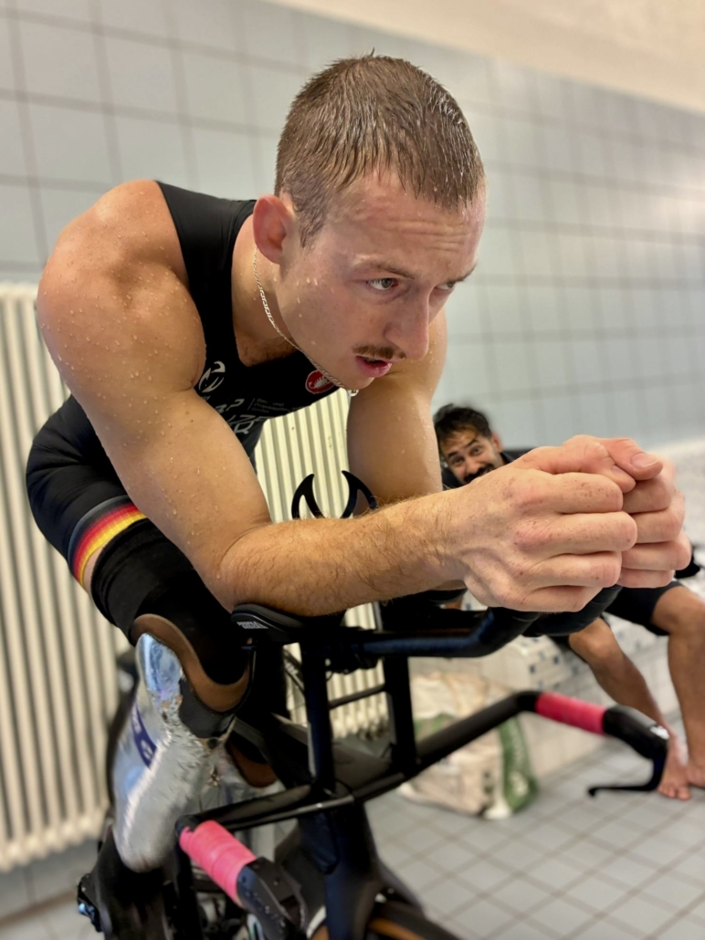 Athlet auf Indoor-Bike