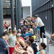 Menschen in einer Schwimmhalle