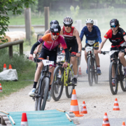 Junge Männer auf MTBs im Wettkampf