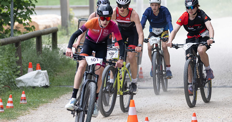 Junge Männer auf MTBs im Wettkampf