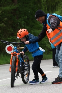 Kind steigt auf Fahrrad