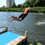 Sprung vom Steg ins Wasser beim Triathlon Harburg 2023