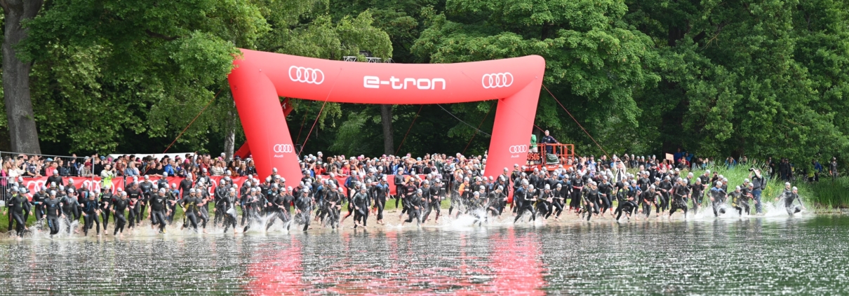 Schwimmstart Triathlon mit rotem Bogen
