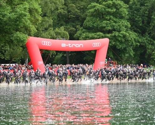Schwimmstart Triathlon mit rotem Bogen