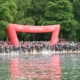 Schwimmstart Triathlon mit rotem Bogen