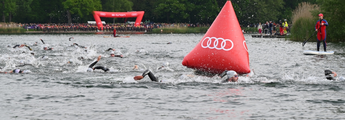 Schwimmer schwimmen um Boje im See