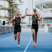 Zwei Sportlerinnen laufen gemeinsam ins Ziel