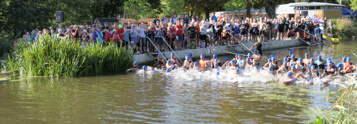 Schwimmstart des Oettinger Triathlons