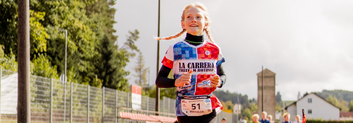 Junge Sportlerin läuft