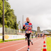 Junge Sportlerin läuft