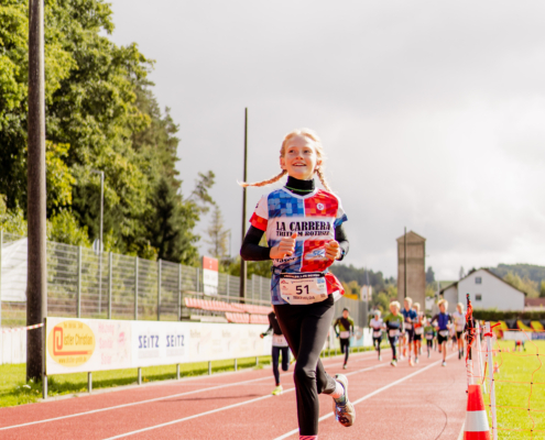 Junge Sportlerin läuft