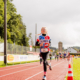 Junge Sportlerin läuft