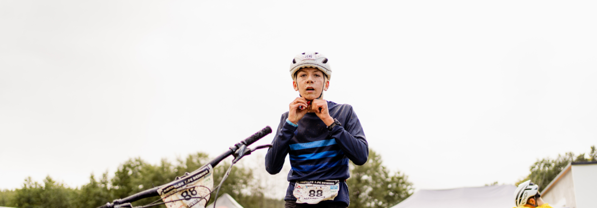 Junger Sportler schließt Helm