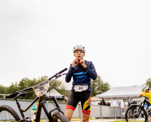 Junger Sportler schließt Helm