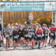 Eine große Gruppe an Sporlerinnen rennt los