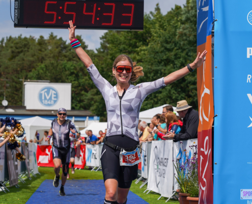 Sportlerin jubelt im Ziel