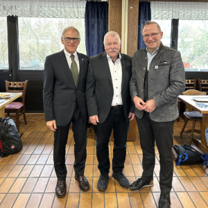 Gruppenbild mit drei Männern