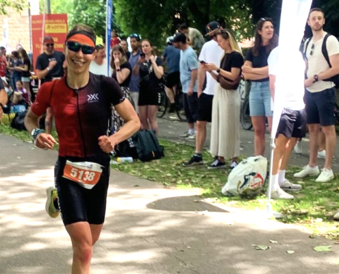 Frau mit Startnummer auf Laufstrecke