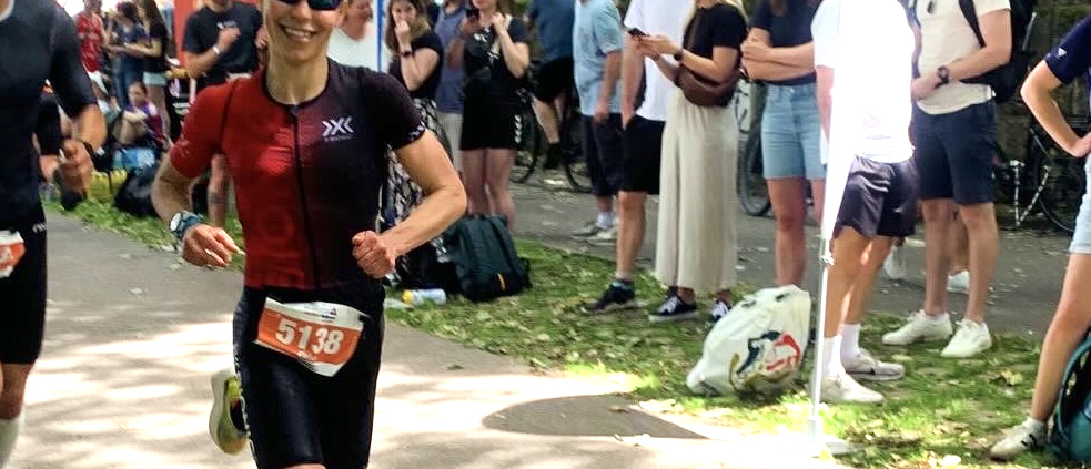 Frau mit Startnummer auf Laufstrecke