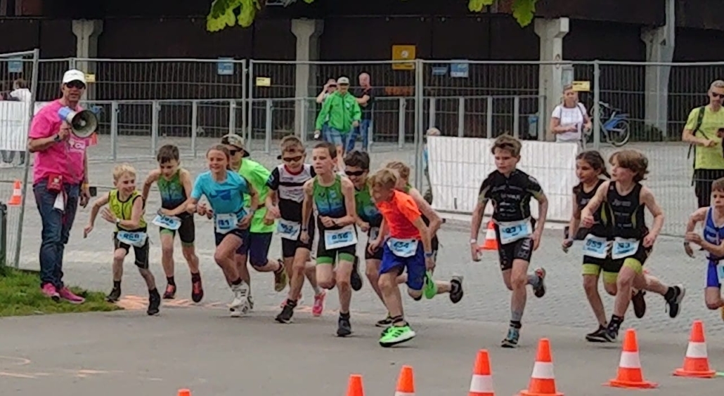Kinder starten bei einem Laufwettbewerb