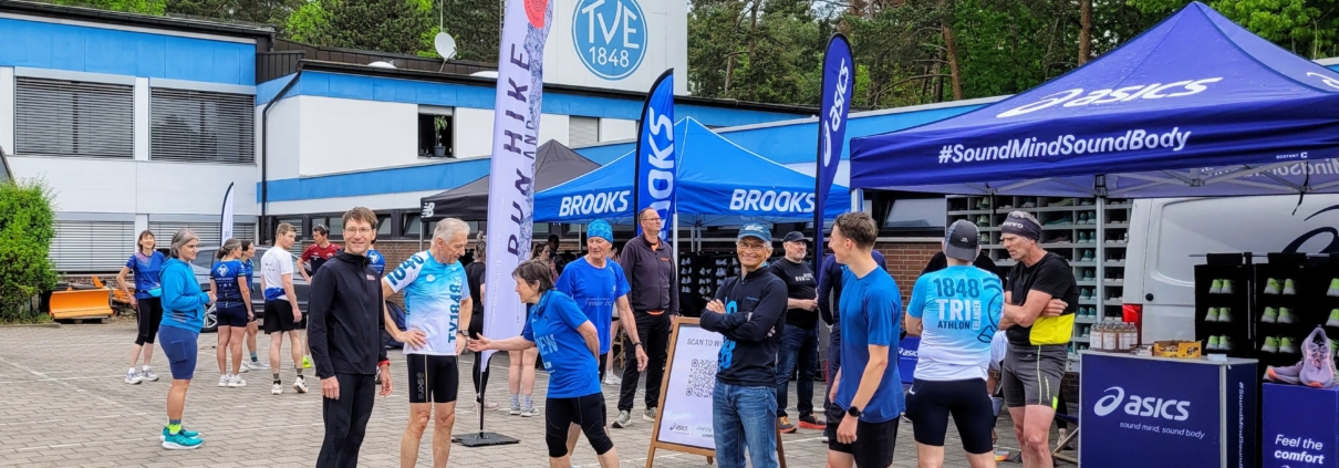 Gruppe von Sportlern vor Pavillions