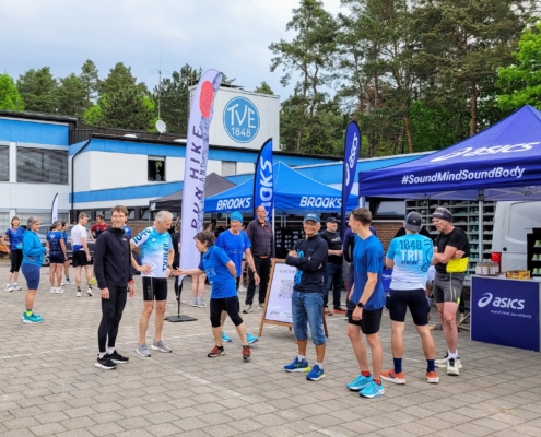 Gruppe von Sportlern vor Pavillions