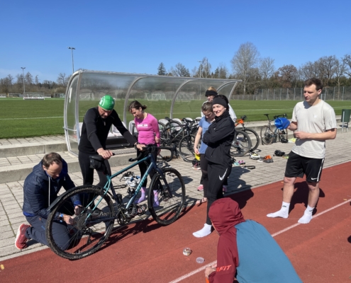 Gruppe von Menschen mit Rad
