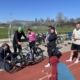Gruppe von Menschen mit Rad