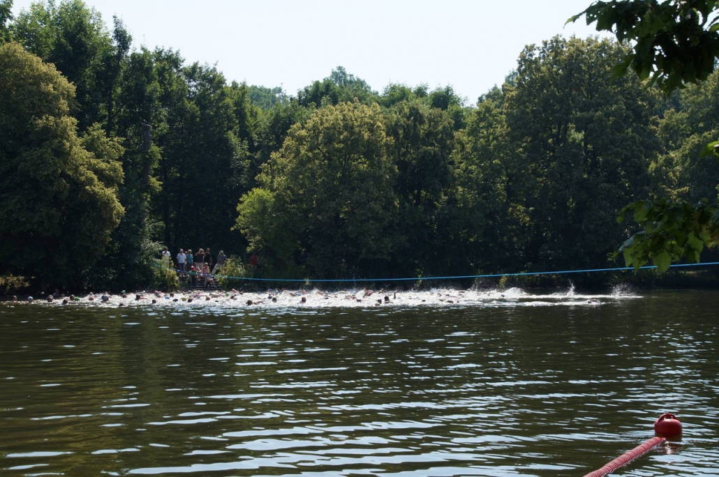 Ein See mit einer Gruppe von Schwimmern
