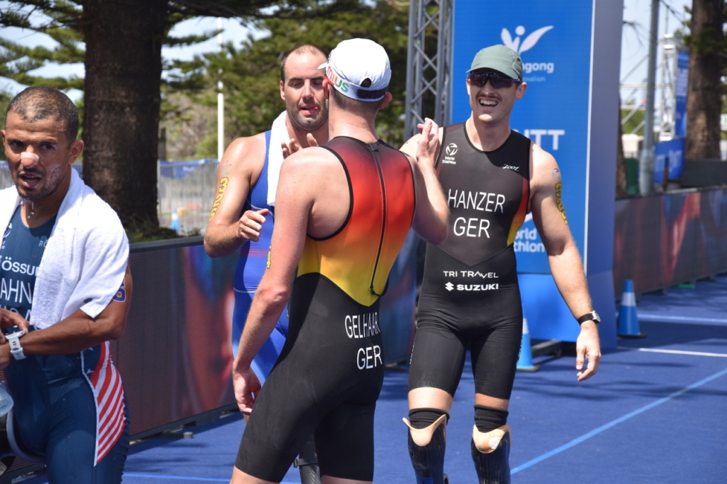 Zwei Triathleten im Ziel
