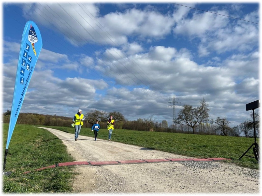 Blick auf Feldweg mit drei Menschen
