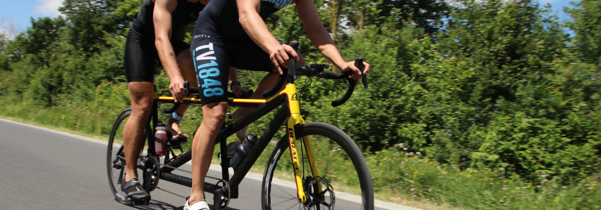 Zwei Sportler auf Tandem