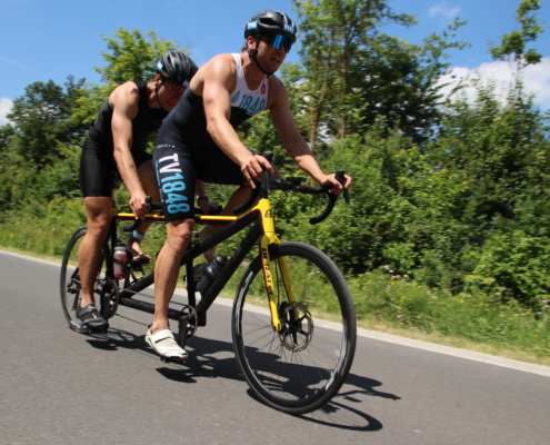 Zwei Sportler auf Tandem