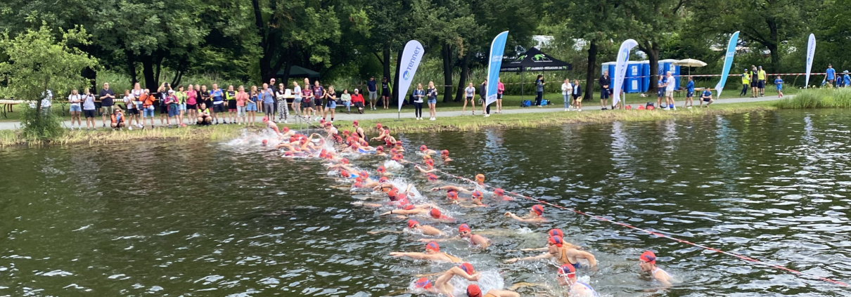 Schwimmstart bei einem Triathlon