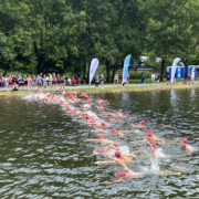 Schwimmstart bei einem Triathlon