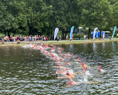 Schwimmstart bei einem Triathlon