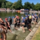 Schwimmstart eines Triathlons
